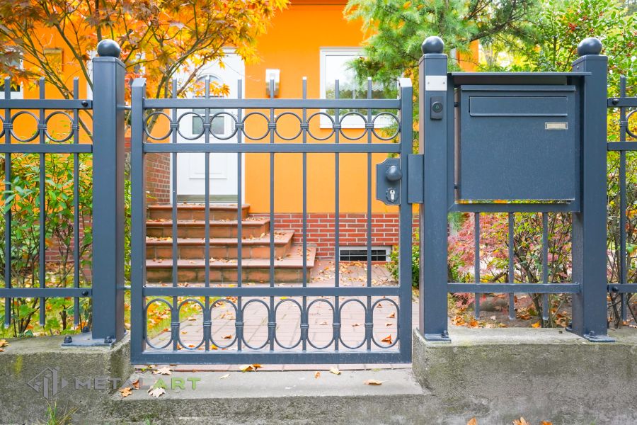 Zaunprojekt, Zaunportfolio, Zaunmuster, Schmiedezaun, Schmiedezäune, Zaunanlage Projekt, Zaun Metal Art, Zäune aus Polen, Zaun Berlin, Zaun günstig kaufen, Zäune und Tore, klassische Zäune, Gartenzaun, Gartenzäune