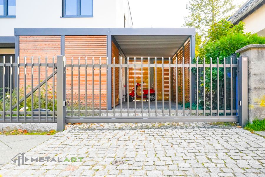 Zaunprojekt mit Schiebetor mit integrierter Pforte, Zaunportfolio, moderne Zäune, Zaunanlage Projekt, Zaun Metal Art, Zäune aus Polen, Zaun Berlin, Zaun günstig kaufen, Zäune und Tore