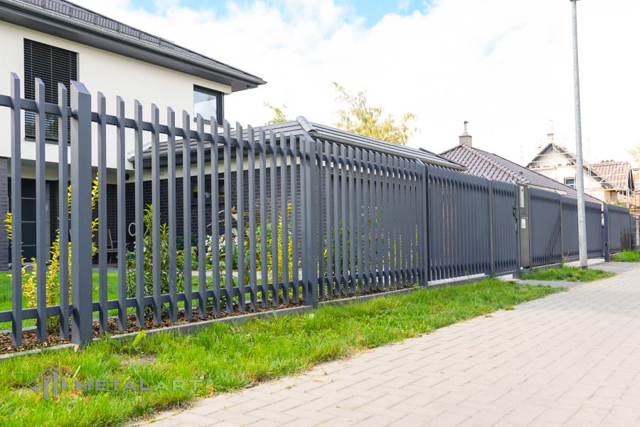 Zaunprojekt mit Schiebetor mit integrierter Pforte, Zaunportfolio, moderne Zäune, Zaunanlage Projekt, Zaun Metal Art, Zäune aus Polen, Zaun Berlin, Zaun günstig kaufen, Zäune und Tore