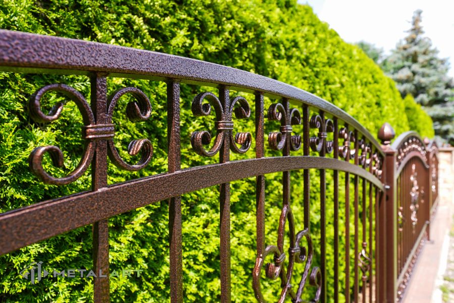 Ornament im Zaun, Zaunprojekt, Schmiedezaun, Zaunanlage in Welle, Zaun Metal Art, Zäune aus Polen, Zaun Berlin, Zäune und Tore, klassische Zäune, Schmuckzäune, Gartenzaun