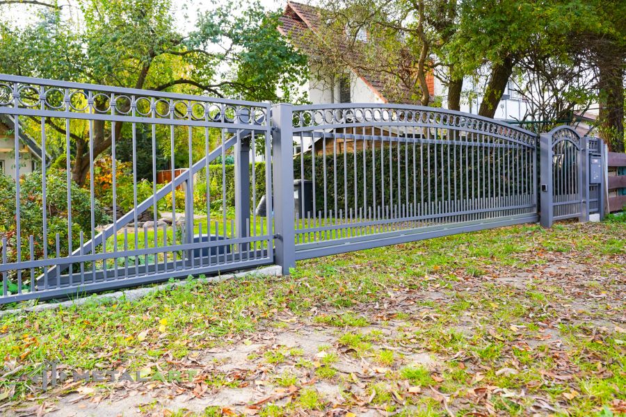 Schiebetore, Zaunprojekt, Zaunportfolio, Zaunmuster, Schmiedezaun, Schmiedezäune, Zaunanlage Projekt, Zaun Metal Art, Zäune aus Polen, Zaun Berlin, Zaun günstig kaufen, Zäune und Tore, klassische Zäune, Schmuckzaun, Schmuckzäune