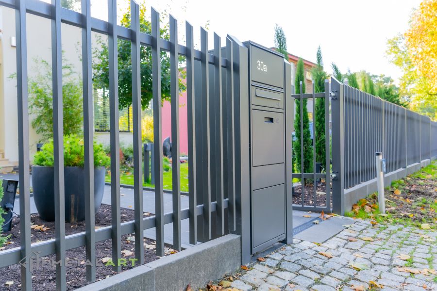 Moderne Zaunanlage mit Schiebetor, Zaunprojekt, Zaunportfolio, moderne Zäune, Zaunanlage Projekt, Zaun Metal Art, Zäune aus Polen, Zaun Berlin, Zaun günstig kaufen, Zäune und Tore