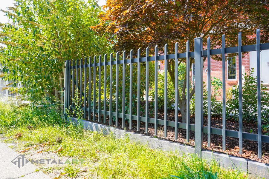 Zaunprojekt mit Schiebetor mit integrierter Pforte, Zaunportfolio, moderne Zäune, Zaunanlage Projekt, Zaun Metal Art, Zäune aus Polen, Zaun Berlin, Zaun günstig kaufen, Zäune und Tore