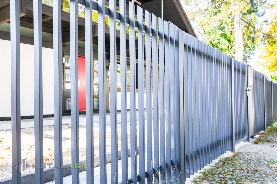 Zaunprojekt mit Schiebetor mit integrierter Pforte, Zaunportfolio, moderne Zäune, Zaunanlage Projekt, Zaun Metal Art, Zäune aus Polen, Zaun Berlin, Zaun günstig kaufen, Zäune und Tore