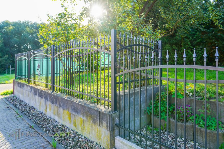 Ornament im Zaun, Zaunprojekt, Schmiedezaun, Zaunanlage in Welle, Zaun Metal Art, Zäune aus Polen, Zaun Berlin, Zäune und Tore, klassische Zäune, Schmuckzäune, Gartenzaun