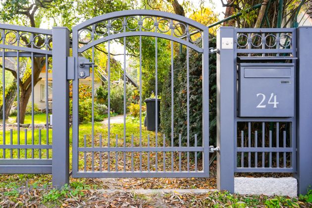 Pforte, Zauntore, Zaunprojekt, Zaunportfolio, Zaunmuster, Schmiedezaun, Schmiedezäune, Zaunanlage Projekt, Zaun Metal Art, Zäune aus Polen, Zaun Berlin, Zaun günstig kaufen, Zäune und Tore, klassische Zäune, Schmuckzaun, Schmuckzäune