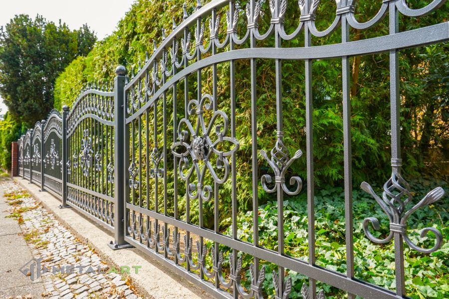 Ornament im Zaun, Zaunprojekt, Schmiedezaun, Zaunanlage in Welle, Zaun Metal Art, Zäune aus Polen, Zaun Berlin, Zäune und Tore, klassische Zäune, Schmuckzäune, Gartenzaun