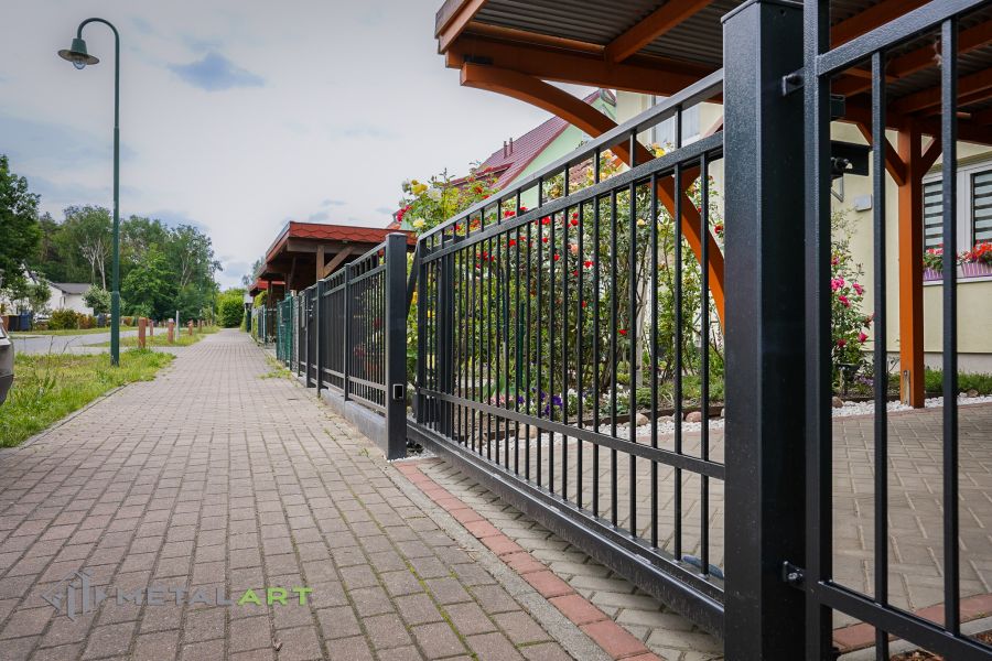 Rahmenzaun, Zaunprojekt, Zaunportfolio, Zaunmuster, Schmiedezaun, Schmiedezäune, Zaunanlage Projekt, Zaun Metal Art, Zäune aus Polen, Zaun Berlin, Zaun günstig kaufen, Zäune und Tore, klassische Zäune, Gartenzaun, Gartenzäune