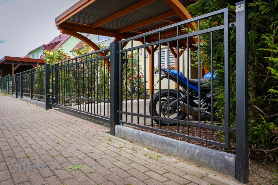 Rahmenzaun, Zaunprojekt, Zaunportfolio, Zaunmuster, Schmiedezaun, Schmiedezäune, Zaunanlage Projekt, Zaun Metal Art, Zäune aus Polen, Zaun Berlin, Zaun günstig kaufen, Zäune und Tore, klassische Zäune, Gartenzaun, Gartenzäune