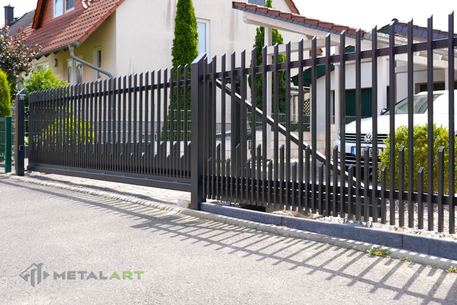 Zaunprojekt mit Schiebetor mit integrierter Pforte, Zaunportfolio, moderne Zäune, Zaunanlage Projekt, Zaun Metal Art, Zäune aus Polen, Zaun Berlin, Zaun günstig kaufen, Zäune und Tore