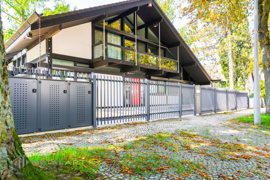 Zaunprojekt mit Schiebetor mit integrierter Pforte, Zaunportfolio, moderne Zäune, Zaunanlage Projekt, Zaun Metal Art, Zäune aus Polen, Zaun Berlin, Zaun günstig kaufen, Zäune und Tore