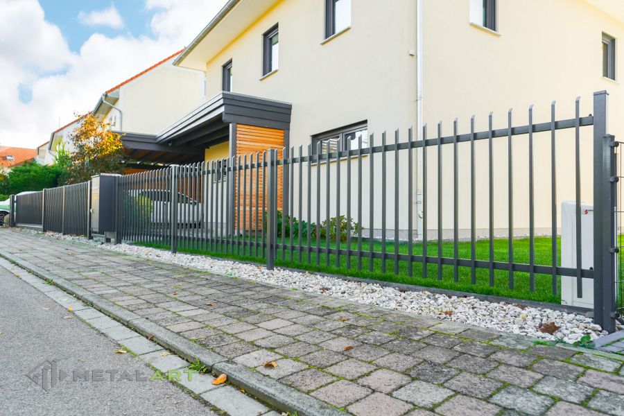 Zaunprojekt mit Schiebetor, Zaunportfolio, moderne Zäune, Zaunanlage Projekt, Zaun Metal Art, Zäune aus Polen, Zaun Berlin, Zaun günstig kaufen, Zäune und Tore