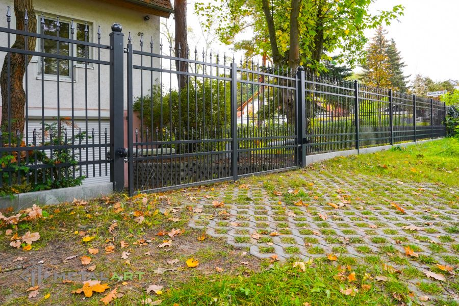 Zaunprojekt, Zaunportfolio, Zaunmuster, Schmiedezaun, Schmiedezäune, Zaunanlage Projekt, Zaun Metal Art, Zäune aus Polen, Zaun Berlin, Zaun günstig kaufen, Zäune und Tore, klassische Zäune, Gartenzaun, Gartenzäune