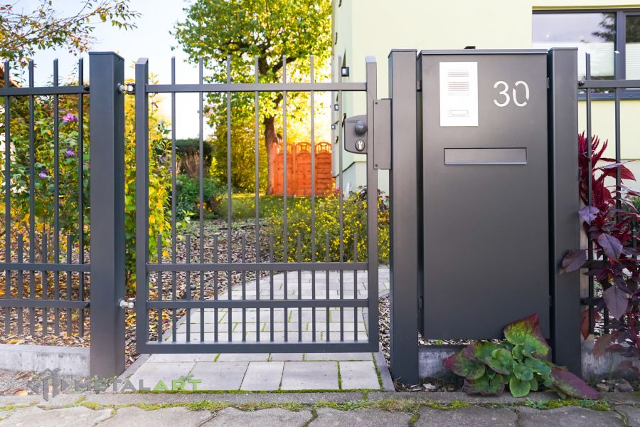 Zaunprojekt, Zaunportfolio, Zaunmuster, Schmiedezaun, Schmiedezäune, Zaunanlage Projekt, Zaun Metal Art, Zäune aus Polen, Zaun Berlin, Zaun günstig kaufen, Zäune und Tore, klassische Zäune, Gartenzaun, Gartenzäune