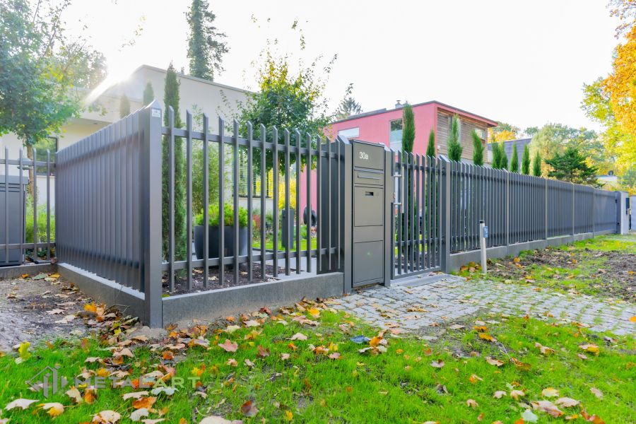 Moderne Zaunanlage mit Schiebetor, Zaunprojekt, Zaunportfolio, moderne Zäune, Zaunanlage Projekt, Zaun Metal Art, Zäune aus Polen, Zaun Berlin, Zaun günstig kaufen, Zäune und Tore