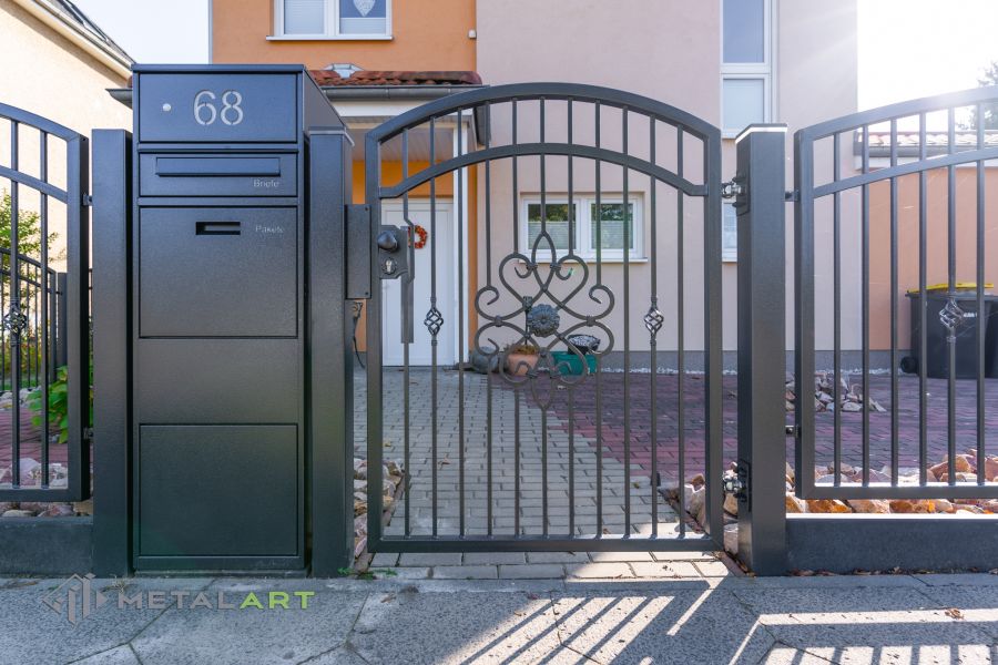 Ornament im Zaun, Zaunprojekt, Schmiedezaun, Zaunanlage in Welle, Zaun Metal Art, Zäune aus Polen, Zaun Berlin, Zäune und Tore, klassische Zäune, Schmuckzäune, Gartenzaun