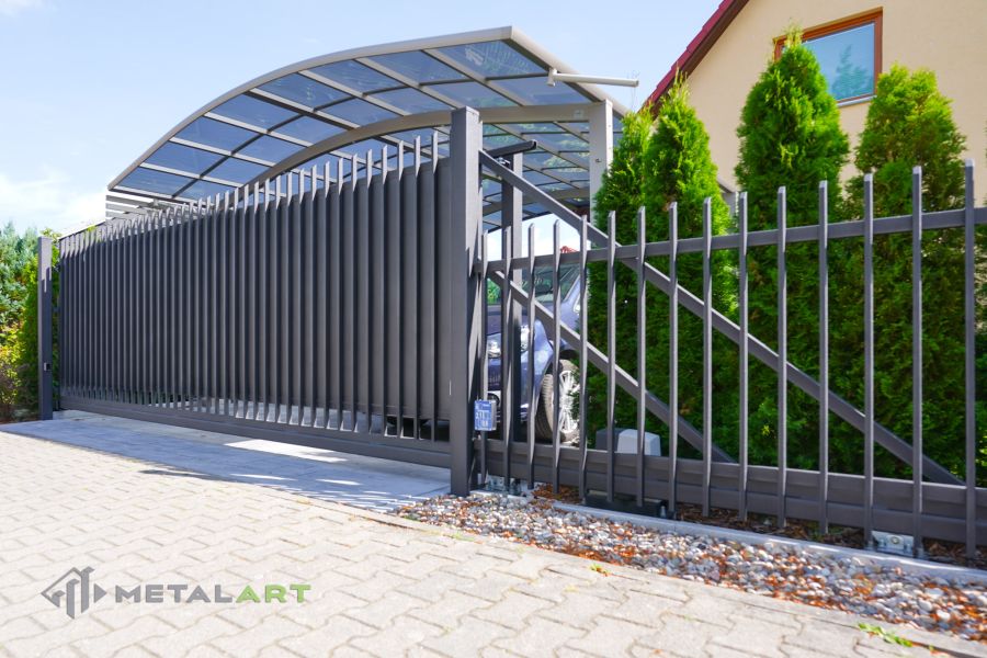 Zaunprojekt mit Schiebetor mit integrierter Pforte, Zaunportfolio, moderne Zäune, Zaunanlage Projekt, Zaun Metal Art, Zäune aus Polen, Zaun Berlin, Zaun günstig kaufen, Zäune und Tore