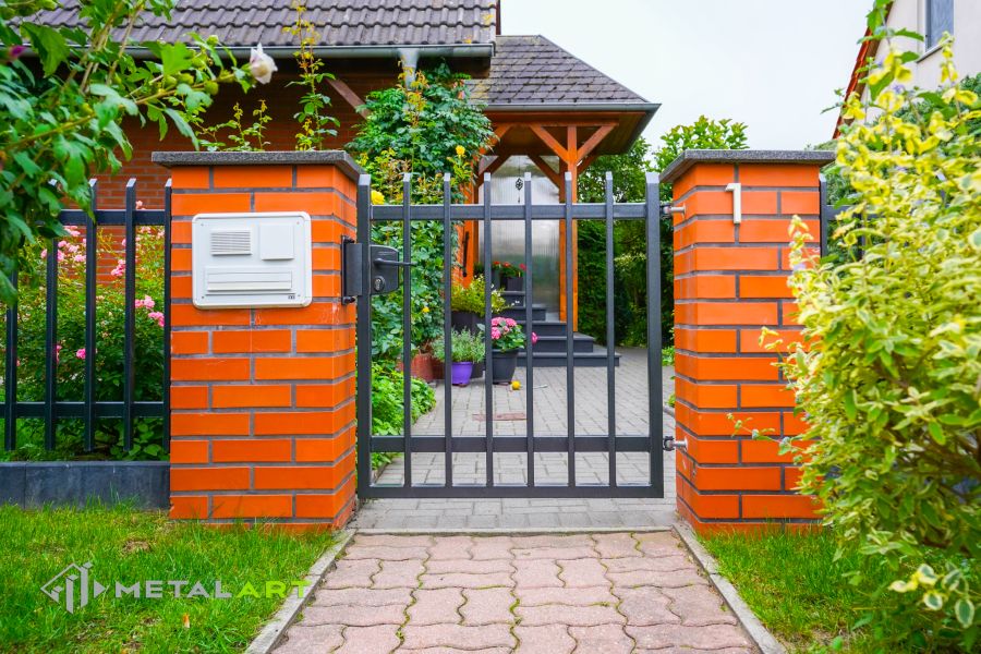 Zaunprojekt mit Schiebetor, Zaunportfolio, moderne Zäune, Zaunanlage Projekt, Zaun Metal Art, Zäune aus Polen, Zaun Berlin, Zaun günstig kaufen, Zäune und Tore