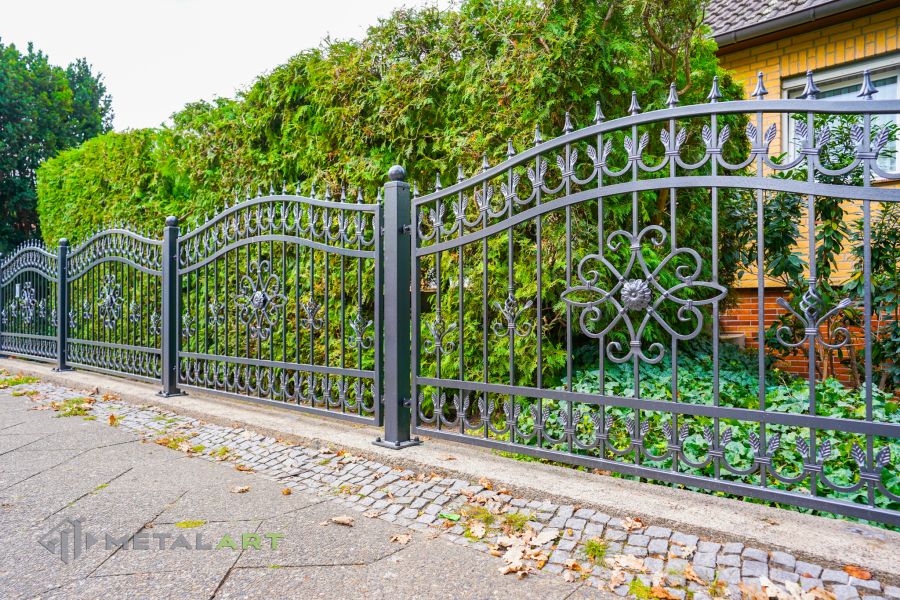 Ornament im Zaun, Zaunprojekt, Schmiedezaun, Zaunanlage in Welle, Zaun Metal Art, Zäune aus Polen, Zaun Berlin, Zäune und Tore, klassische Zäune, Schmuckzäune, Gartenzaun