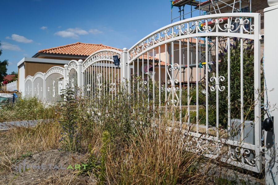 Schmuckzaun, Ornament im Zaun, Zaunprojekt, Schmiedezaun, Zaunanlage in Welle, Zaun Metal Art, Zäune aus Polen, Zaun Berlin, Zäune und Tore, klassische Zäune, Schmuckzäune, Gartenzaun