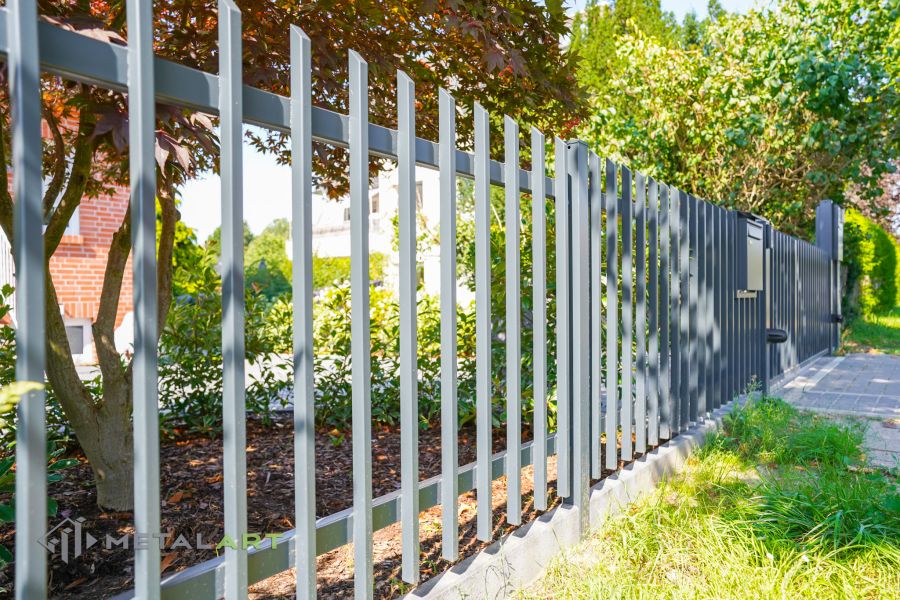 Zaunprojekt mit Schiebetor mit integrierter Pforte, Zaunportfolio, moderne Zäune, Zaunanlage Projekt, Zaun Metal Art, Zäune aus Polen, Zaun Berlin, Zaun günstig kaufen, Zäune und Tore