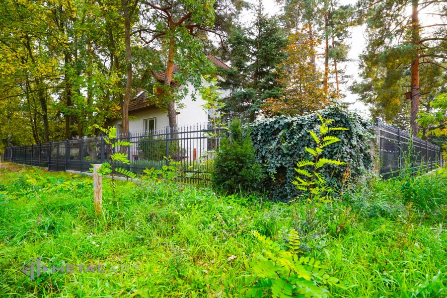 Zaunprojekt, Zaunportfolio, Zaunmuster, Schmiedezaun, Schmiedezäune, Zaunanlage Projekt, Zaun Metal Art, Zäune aus Polen, Zaun Berlin, Zaun günstig kaufen, Zäune und Tore, klassische Zäune, Gartenzaun, Gartenzäune