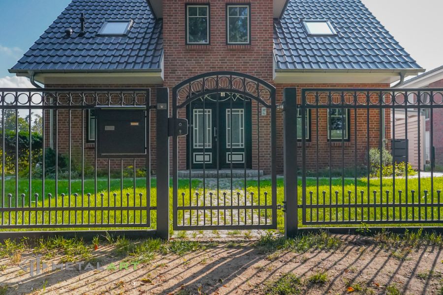 Schiebetore, Zaunprojekt, Zaunportfolio, Zaunmuster, Schmiedezaun, Schmiedezäune, Zaunanlage Projekt, Zaun Metal Art, Zäune aus Polen, Zaun Berlin, Zaun günstig kaufen, Zäune und Tore, klassische Zäune, Schmuckzaun, Schmuckzäune