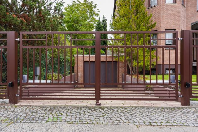 Zauntore, Doppelflügeltor, Drehtor, Zaunprojekt, Zaunportfolio, Zaunmuster, moderne Zäune, Zaunanlage Projekt, Zaun Metal Art, Zäune aus Polen, Zaun Berlin, Zaun günstig kaufen, Zäune und Tore