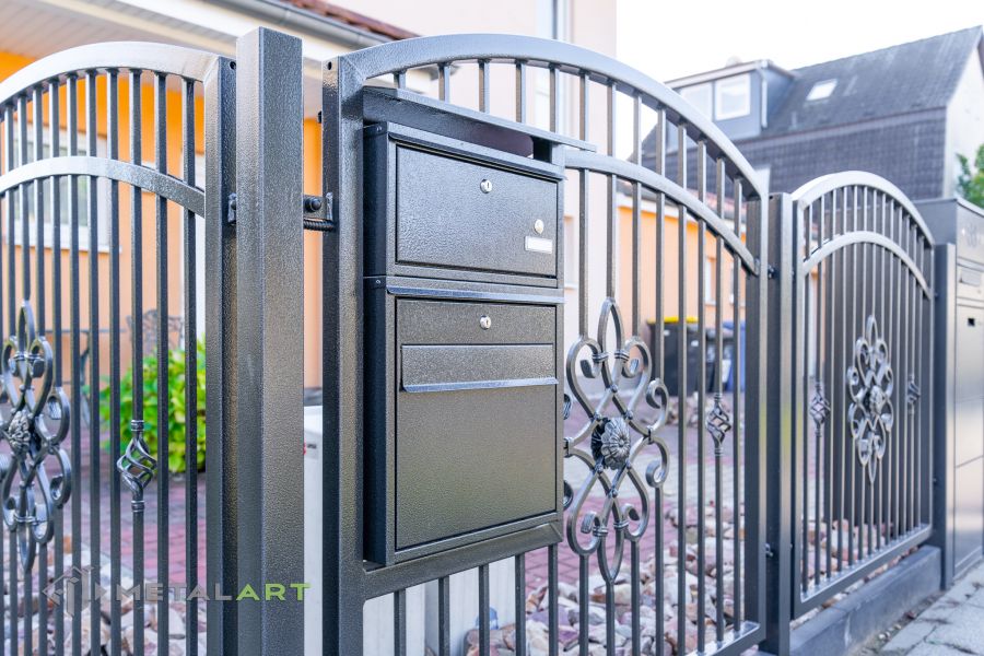 Ornament im Zaun, Zaunprojekt, Schmiedezaun, Zaunanlage in Welle, Zaun Metal Art, Zäune aus Polen, Zaun Berlin, Zäune und Tore, klassische Zäune, Schmuckzäune, Gartenzaun