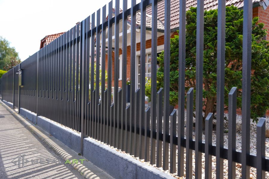 Zaunprojekt mit Schiebetor mit integrierter Pforte, Zaunportfolio, moderne Zäune, Zaunanlage Projekt, Zaun Metal Art, Zäune aus Polen, Zaun Berlin, Zaun günstig kaufen, Zäune und Tore