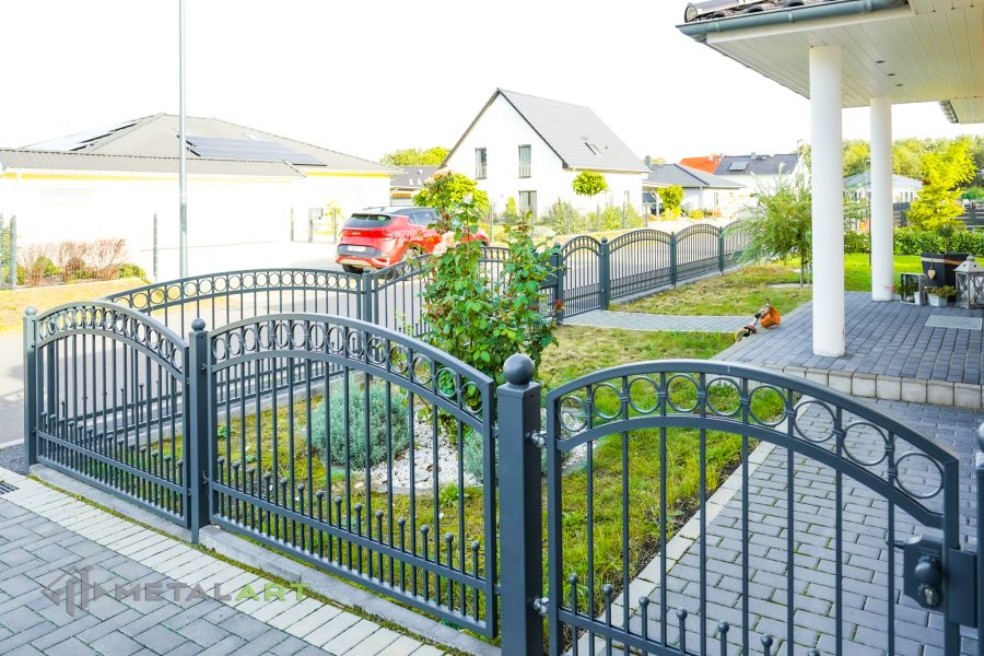 Schmuckzaun, Rahmenzaun, Schmiedezaun, Schmiedezäune, Zaunanlage Projekt, Zaun Metal Art, Zäune aus Polen, Zaun Berlin, mit Kugeln, klassische Zäune, Gartenzaun, Gartenzäune