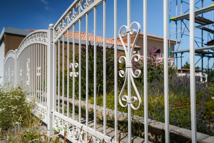 Schmuckzaun, Ornament im Zaun, Zaunprojekt, Schmiedezaun, Zaunanlage in Welle, Zaun Metal Art, Zäune aus Polen, Zaun Berlin, Zäune und Tore, klassische Zäune, Schmuckzäune, Gartenzaun