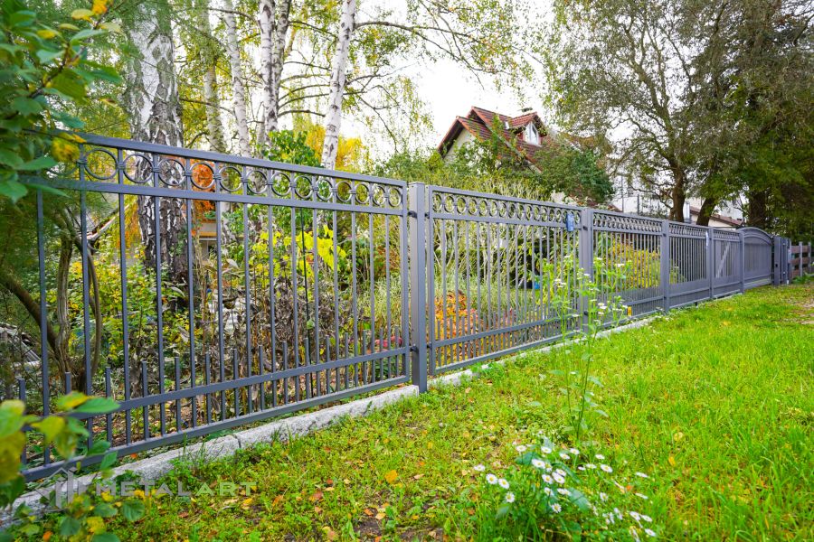 Schiebetore, Zaunprojekt, Zaunportfolio, Zaunmuster, Schmiedezaun, Schmiedezäune, Zaunanlage Projekt, Zaun Metal Art, Zäune aus Polen, Zaun Berlin, Zaun günstig kaufen, Zäune und Tore, klassische Zäune, Schmuckzaun, Schmuckzäune