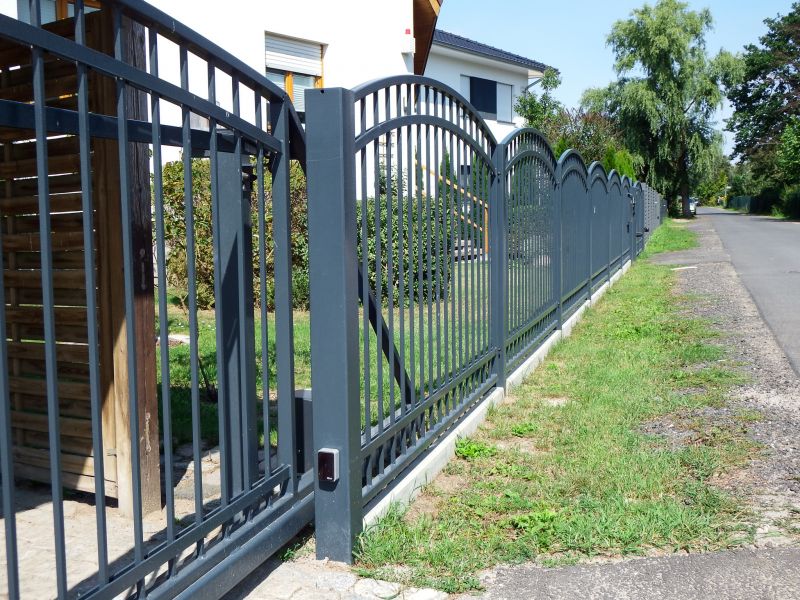 Zaun in Bogen, Zaunprojekt, Zaunportfolio, Zaunmuster, Schmiedezaun, Schmiedezäune, Zaunanlage Projekt, Zaun Metal Art, Zäune aus Polen, Zaun Berlin, Zaun günstig kaufen, Zäune und Tore, klassische Zäune, Schmuckzaun, Schmuckzäune, Gartenzaun, Gartenzäune