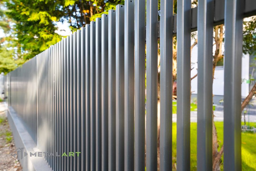 Zaunprojekt mit Schiebetor mit integrierter Pforte, Zaunportfolio, moderne Zäune, Zaunanlage Projekt, Zaun Metal Art, Zäune aus Polen, Zaun Berlin, Zaun günstig kaufen, Zäune und Tore