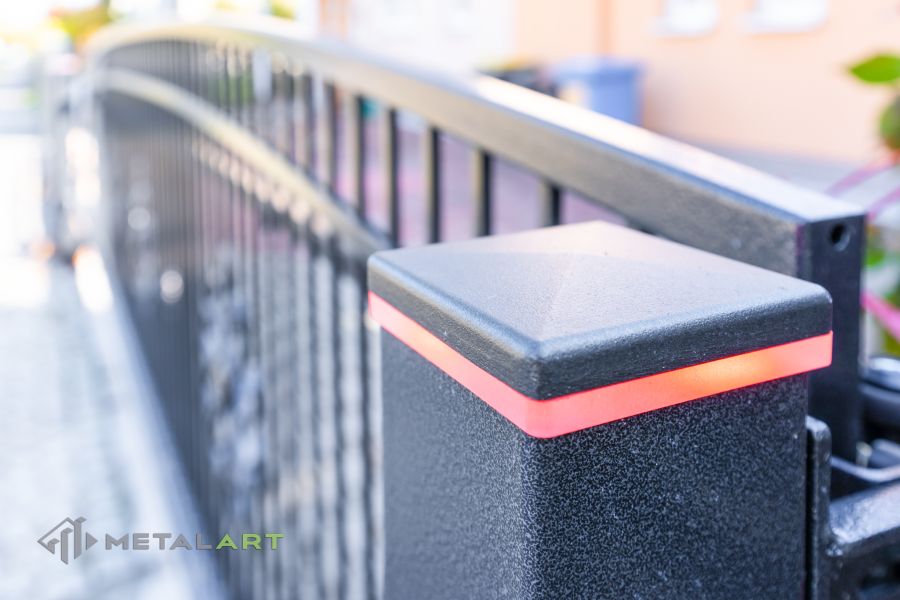 Ornament im Zaun, Zaunprojekt, Schmiedezaun, Zaunanlage in Welle, Zaun Metal Art, Zäune aus Polen, Zaun Berlin, Zäune und Tore, klassische Zäune, Schmuckzäune, Gartenzaun