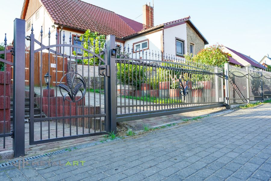 Ornament im Zaun, Zaunprojekt, Schmiedezaun, Zaunanlage in Welle, Zaun Metal Art, Zäune aus Polen, Zaun Berlin, Zäune und Tore, klassische Zäune, Schmuckzäune, Gartenzaun