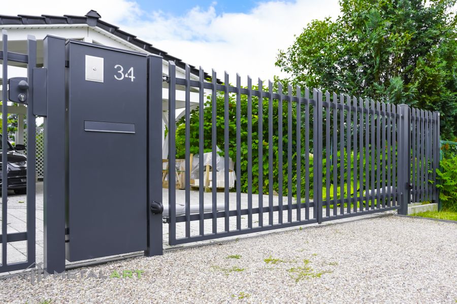 Zaunprojekt mit Schiebetor mit integrierter Pforte, Zaunportfolio, moderne Zäune, Zaunanlage Projekt, Zaun Metal Art, Zäune aus Polen, Zaun Berlin, Zaun günstig kaufen, Zäune und Tore