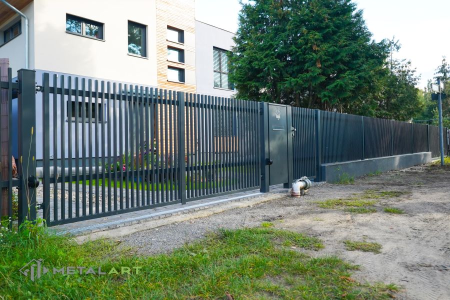 Zaunprojekt mit Schiebetor mit integrierter Pforte, Zaunportfolio, moderne Zäune, Zaunanlage Projekt, Zaun Metal Art, Zäune aus Polen, Zaun Berlin, Zaun günstig kaufen, Zäune und Tore