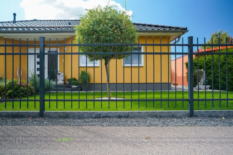 Asymmetrisches Doppelflügeltor, Zaunprojekt, Zaunportfolio, Zaunmuster, Schmiedezaun, Schmiedezäune, Zaunanlage Projekt, Zaun Metal Art, klassische Zäune, Gartenzaun, Gartenzäune