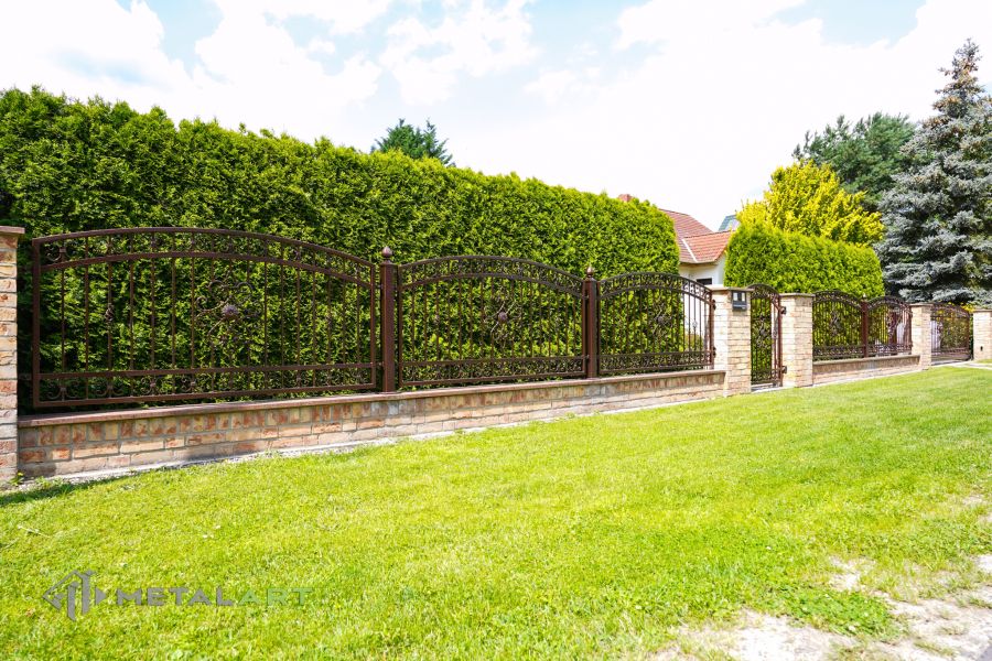 Ornament im Zaun, Zaunprojekt, Schmiedezaun, Zaunanlage in Welle, Zaun Metal Art, Zäune aus Polen, Zaun Berlin, Zäune und Tore, klassische Zäune, Schmuckzäune, Gartenzaun