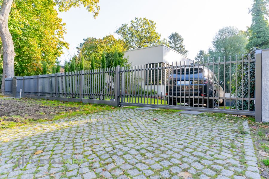 Moderne Zaunanlage mit Schiebetor, Zaunprojekt, Zaunportfolio, moderne Zäune, Zaunanlage Projekt, Zaun Metal Art, Zäune aus Polen, Zaun Berlin, Zaun günstig kaufen, Zäune und Tore
