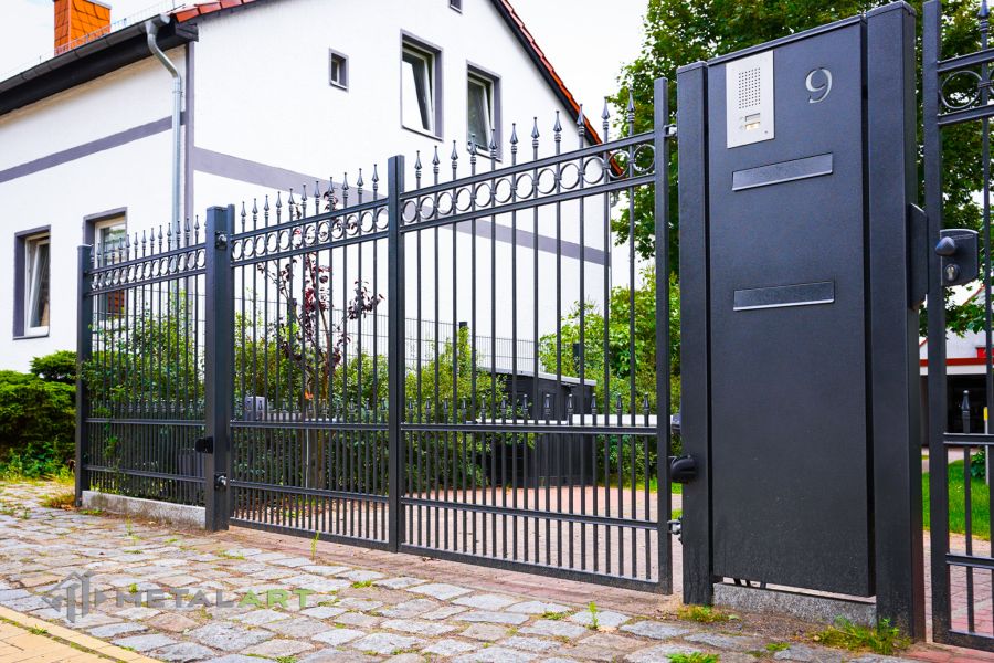Zaunprojekt, Zaunportfolio, Zaunmuster, Schmiedezaun, Schmiedezäune, Zaunanlage Projekt, Zaun Metal Art, Zäune aus Polen, Zaun Berlin, Zaun günstig kaufen, Zäune und Tore, klassische Zäune, Schmuckzaun, Schmuckzäune, Gartenzaun, Gartenzäune