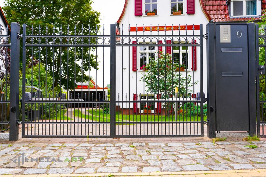 Zaunprojekt, Zaunportfolio, Zaunmuster, Schmiedezaun, Schmiedezäune, Zaunanlage Projekt, Zaun Metal Art, Zäune aus Polen, Zaun Berlin, Zaun günstig kaufen, Zäune und Tore, klassische Zäune, Schmuckzaun, Schmuckzäune, Gartenzaun, Gartenzäune