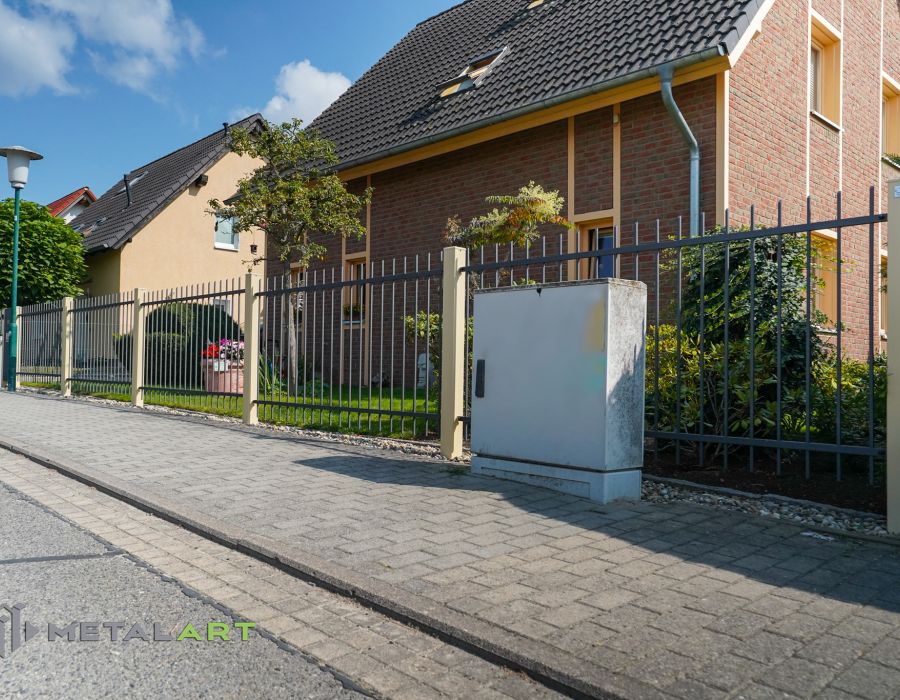 Zaunprojekt, Zaunportfolio, Zaunmuster, Schmiedezaun, Schmiedezäune, Zaunanlage Projekt, Zaun Metal Art, Zäune aus Polen, Zaun Berlin, Zaun günstig kaufen, Zäune und Tore, klassische Zäune, Gartenzaun, Gartenzäune