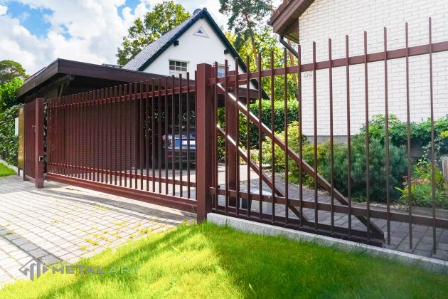 Schiebetor, Zaunprojekt, Zaunportfolio, Zaunmuster, moderne Zäune, Zaunanlage Projekt, Zaun Metal Art, Zäune aus Polen, Zaun Berlin, Zaun günstig kaufen, Zäune und Tore