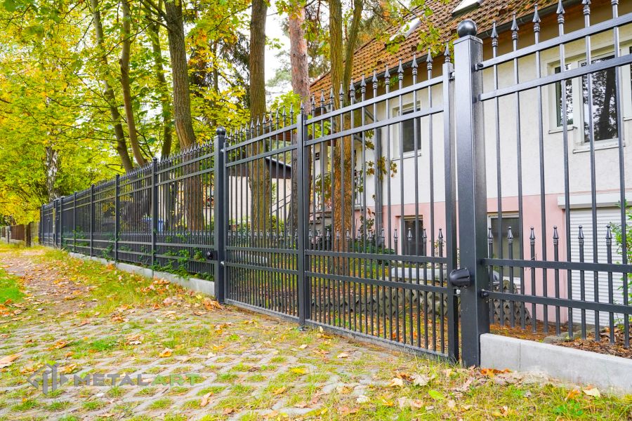 Zaunprojekt, Zaunportfolio, Zaunmuster, Schmiedezaun, Schmiedezäune, Zaunanlage Projekt, Zaun Metal Art, Zäune aus Polen, Zaun Berlin, Zaun günstig kaufen, Zäune und Tore, klassische Zäune, Gartenzaun, Gartenzäune