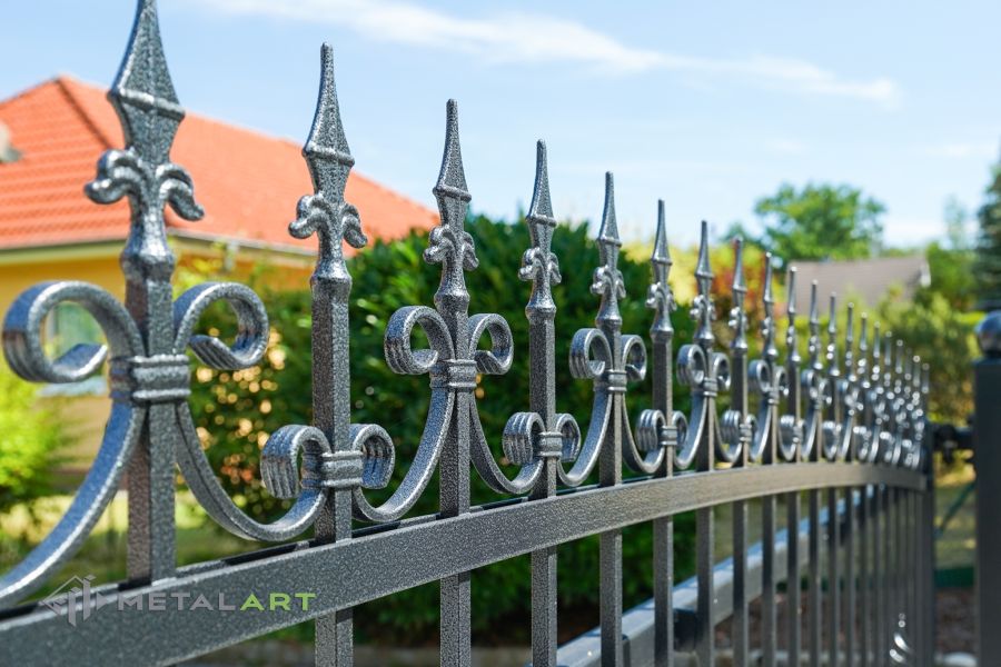 Ornament im Zaun, Zaunprojekt, Schmiedezaun, Zaunanlage in Welle, Zaun Metal Art, Zäune aus Polen, Zaun Berlin, Zäune und Tore, klassische Zäune, Schmuckzäune, Gartenzaun