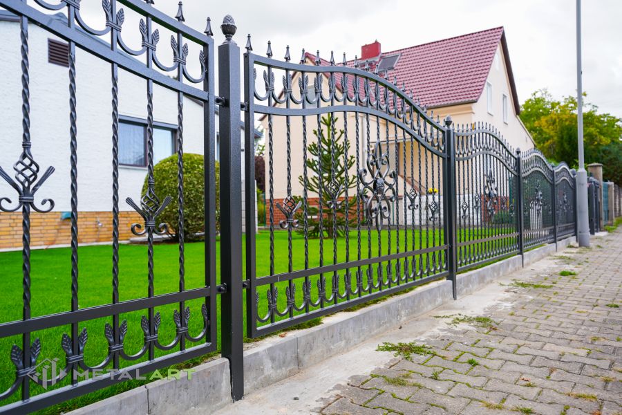 Ornament im Zaun, Zaunprojekt, Schmiedezaun, Zaunanlage in Welle, Zaun Metal Art, Zäune aus Polen, Zaun Berlin, Zäune und Tore, klassische Zäune, Schmuckzäune, Gartenzaun