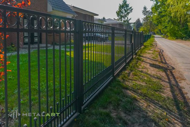 Zierelemente im Zaun, Ornament im Zaun, Zaunprojekt, Zaunportfolio, Zaunmuster, Schmiedezaun, Schmiedezäune, Zaunanlage Projekt, Zaun Metal Art, Zäune aus Polen, Zaun Berlin, Zaun günstig kaufen, Zäune und Tore, klassische Zäune, Schmuckzaun, Schmuckzäune